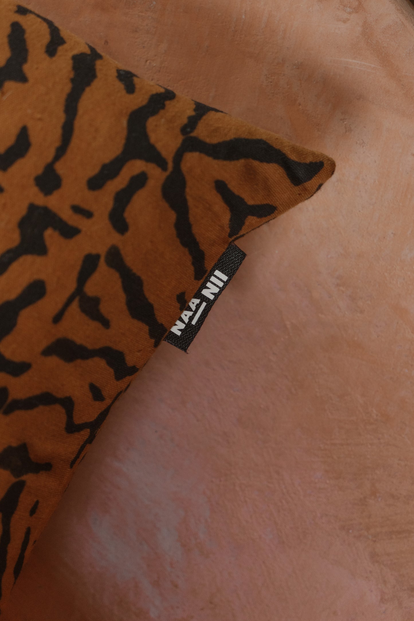 Authentieke modderdoeken kussen - Orange zebra